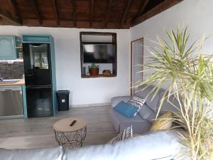 un soggiorno con divano e tavolo di Casa Nando a Santa Cruz de la Palma