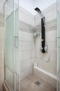 un bagno con doccia con porta in vetro di Διαμερίσματα στο Δυτικό Μοσχάτο a Pireo