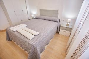 um quarto com uma cama com duas toalhas em VistAzul 402 em Lepe