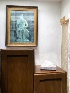 瓜納華托的住宿－Noria House in Exhacienda La Escalera，一张桌子旁墙上雕像的照片