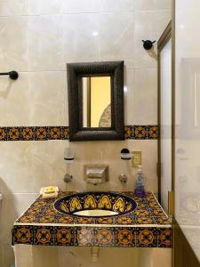bagno con lavandino e specchio di Noria House in Exhacienda La Escalera a Guanajuato