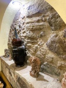 un jarrón sentado en la parte superior de una pared de piedra en Noria House in Exhacienda La Escalera, en Guanajuato