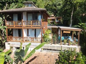 una casa rodeada de porche y terraza en Pousada Bela Vista, en Abraão