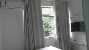 Camera bianca con finestra e TV di 1/4, sala, Farol da Barra. a Salvador