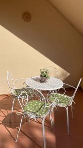 a table and chairs with a potted plant on it at Sea Life House in Alghero
