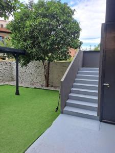 una escalera que conduce a un patio con césped verde en Oasis in the city near Amfiteatar,free parking and free Wi-Fi, en Pula