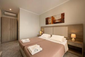 una camera con due letti e asciugamani di Golden Sunset a Boukari