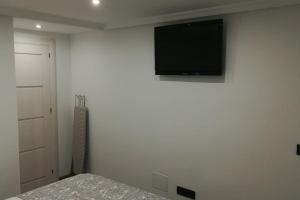 En tv och/eller ett underhållningssystem på Patio & Beach Relax Apartment