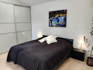 a bedroom with a large bed in a room with two lamps at Værelser i midtbyen - 117 m2 apartment in Herning