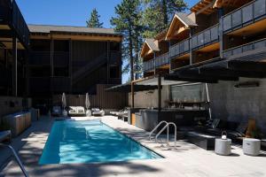 einem Pool vor einem Gebäude in der Unterkunft Desolation Hotel in South Lake Tahoe