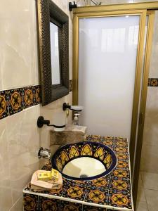 y baño con lavabo y espejo. en La Capilla Apartment In ExHacienda La Escalera en Guanajuato
