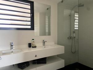 Koupelna v ubytování Meherio - Bel Appartement vue mer à TAHITI