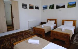 מיטה או מיטות בחדר ב-Nazy's Guest House