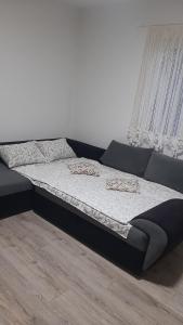 A bed or beds in a room at Apartmani Vesna