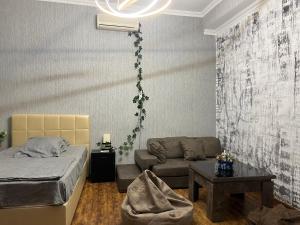 1 dormitorio con 1 cama y 1 sofá en kessane en Akhaltsikhe