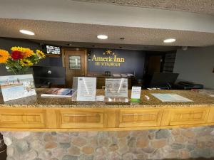 un mostrador en una sala de emergencias con libros. en AmericInn by Wyndham Sayre, en Sayre 91 fotos más