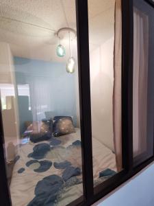 een uitzicht op een slaapkamer door een raam bij Superbe appartement Cap d'Agde in Cap d'Agde