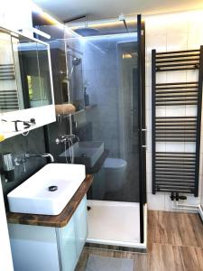 een badkamer met een witte wastafel en een douche bij 07 Birkenhain in Parchtitz