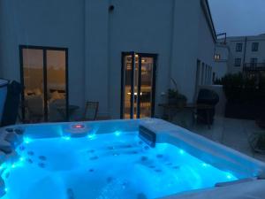 a jacuzzi tub in the middle of a patio at Stadsporten Nacka in Nacka