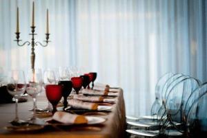 パレーデスにあるParedes Design Hotelのワイングラスとナプキンを盛り付けたテーブル