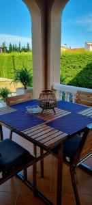 uma mesa com um cesto em cima no pátio em Villa Rosa de los Vientos em Les tres Cales