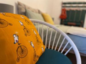 ブルーニコにあるBed&Bike Bruneck - Brunicoの白い椅子の上に座るオレンジの毛布