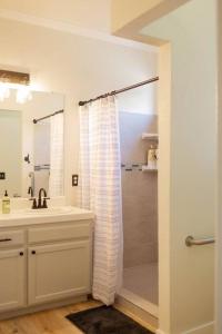 een badkamer met een douche en een wastafel bij Gateway Retreat: Short Drive to the Sequoias in Exeter