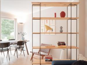 ein Wohnzimmer mit Holzregalen und einem Tisch in der Unterkunft Das Sellin - Auszeit mit eigenem Seezugang und Sonnengarten in Heringsdorf