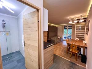 Cucina o angolo cottura di La Baita Limone Riserva Bianca Ski-in Ski-out Seggiovia Morel 1