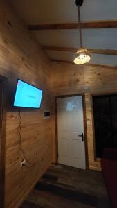 Zimmer mit einem Flachbild-TV an der Wand in der Unterkunft Cabañas El Roble in Dalcahue