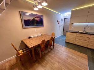 Cucina o angolo cottura di La Baita Limone Riserva Bianca Ski-in Ski-out Seggiovia Morel 1