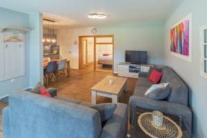 Una sala de estar con dos sofás y una mesa. en Gulfhof Alt-Addenhausen, en Neuharlingersiel