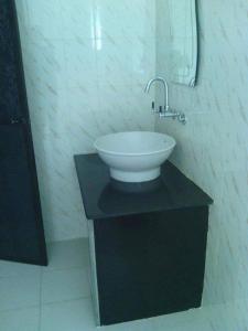 bagno con lavandino e specchio di Heaven Goa Guesthouse a Benaulim