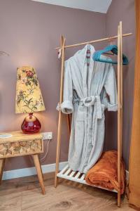 ein Bademantel hängt auf einem Kleiderständer in einem Zimmer in der Unterkunft The Loveshack Lodge Balquhidder in Balquhidder