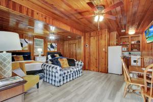 uma sala de estar com uma cama e uma ventoinha de tecto em Lake Haven Cottage On Lake Hamilton em Hot Springs