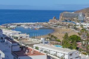 uma vista para a praia e para o oceano em Apartamentos Guadalupe Gran Canaria Puerto Rico em Mogán