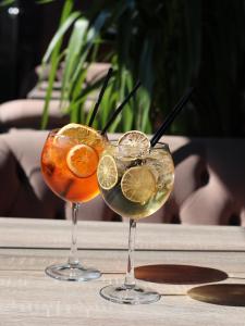 Zwei Cocktails in Gläsern stehen auf einem Tisch. in der Unterkunft Premiere Hotel in Chust