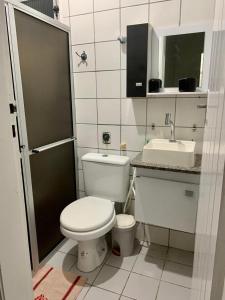 uma pequena casa de banho com WC e lavatório em casa de 4 quartos perto do Forte Orange Itamaracá em Itamaracá
