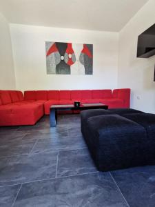 sala de estar con sofá rojo y mesa en Oasis in the city near Amfiteatar,free parking and free Wi-Fi, en Pula