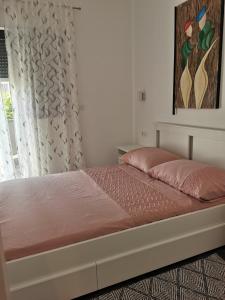 1 cama en un dormitorio con ventana en Oasis in the city near Amfiteatar,free parking and free Wi-Fi, en Pula