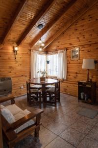 a dining room with a table in a cabin at Las Fresias in Esquel