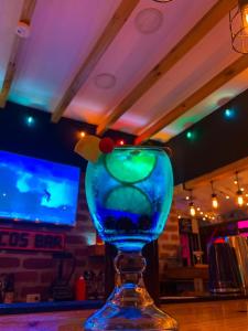 niebieska szklana waza siedząca na stole w obiekcie Chescos Hotel & Hostel w mieście Salinas