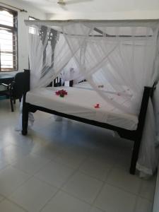 Łóżko lub łóżka w pokoju w obiekcie Khadija Kiwengwa Apartment