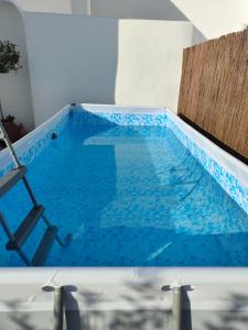 uma piscina num quarto com água azul em Pinheiro de Monsaraz- Casa De Santa Maria T3 com piscina em Reguengos de Monsaraz