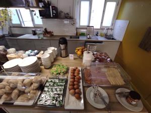 een keuken met een tafel vol met verschillende soorten voedsel bij Draft Hostel & Rooms in Lissabon