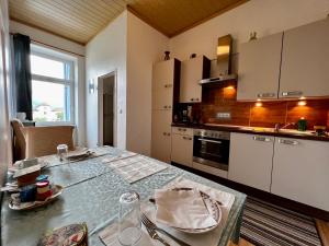 une cuisine avec une table et un chiffon de table. dans l'établissement Abdalla Apartments, à Knittelfeld