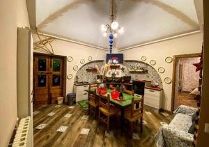 cocina con mesa y sillas en una habitación en Chalet Grotta Monte Etna en Maletto