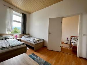 1 Schlafzimmer mit 2 Betten und einem Spiegel in der Unterkunft Abdalla Apartments in Knittelfeld
