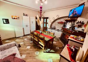 jadalnia ze stołem i kominkiem w obiekcie Chalet Grotta Monte Etna w mieście Maletto