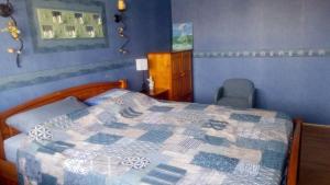 Grande chambre double chez l'habitant في لونغجومياو: غرفة نوم عليها سرير ولحاف